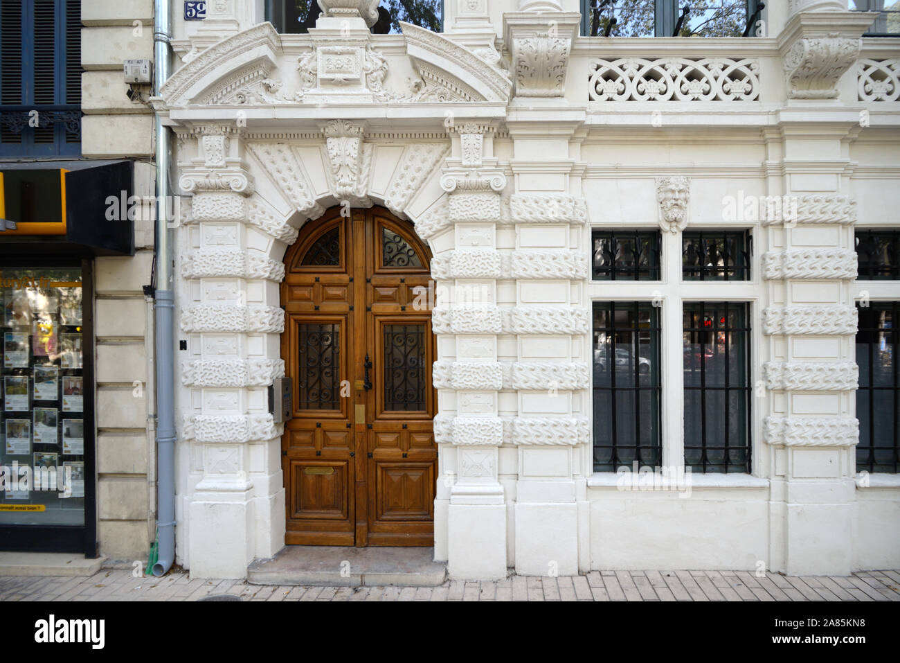 Barocke Eingang oder Tür von Maison Boulla, historische Gebäude oder Stadthaus, c 19., Belle Epoque, Renaissance & Barock Einflüsse Nimes. Stockfoto