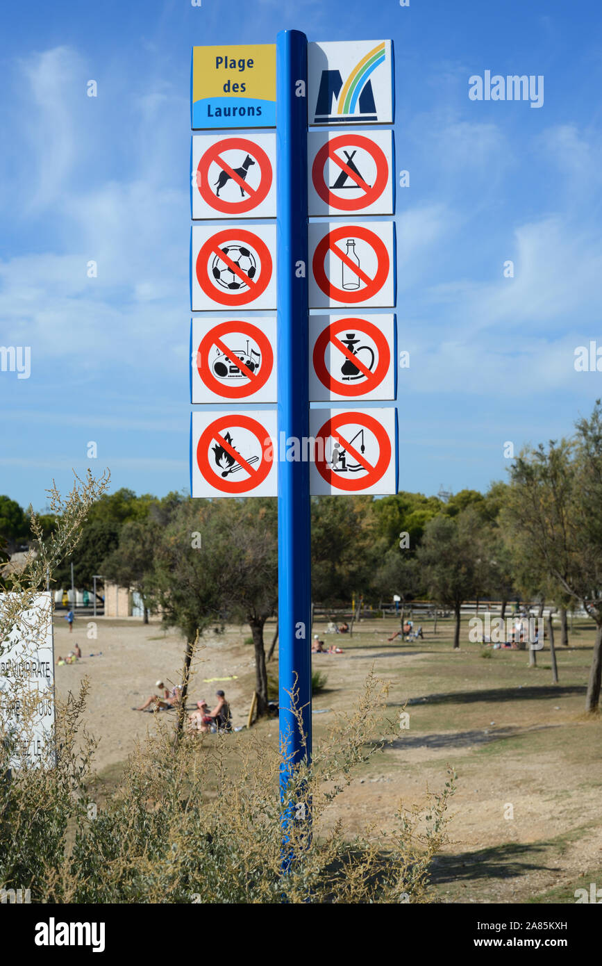 Liste oder Sammlung von Verboten Schilder am Plage de Laurons Strand Martigues auf die blaue Küste oder La Côte Bleue Provence Frankreich Stockfoto