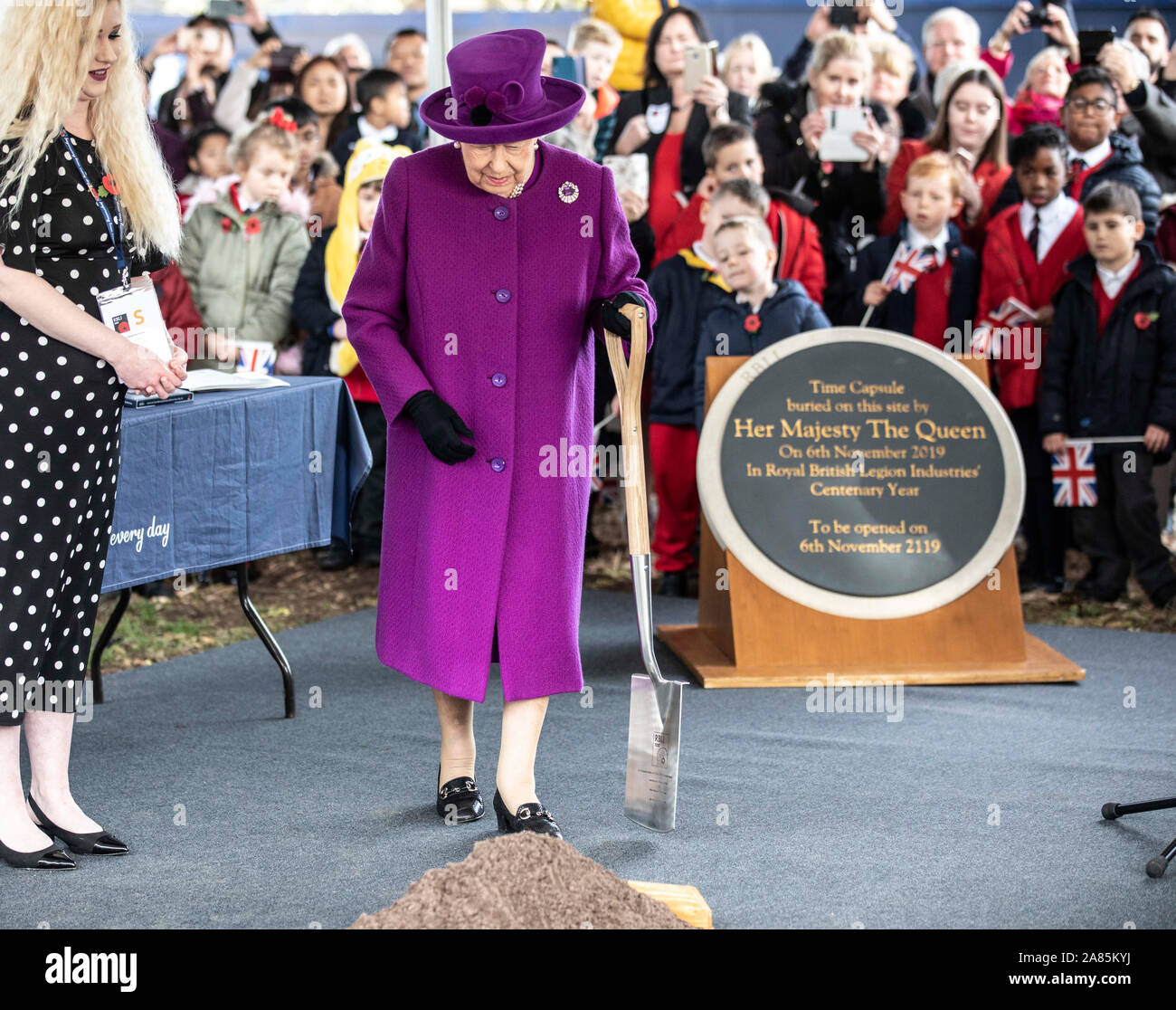Königin Elizabeth II. bereitet die Schaufel Erde in ein Loch mit einem Time Capsule nicht bis 2119 auf dem Gelände der Royal British Legion Industries Dorf in Aylesford, Kent, Hundertjahrfeier des Nächstenliebe zu feiern geöffnet werden. Stockfoto