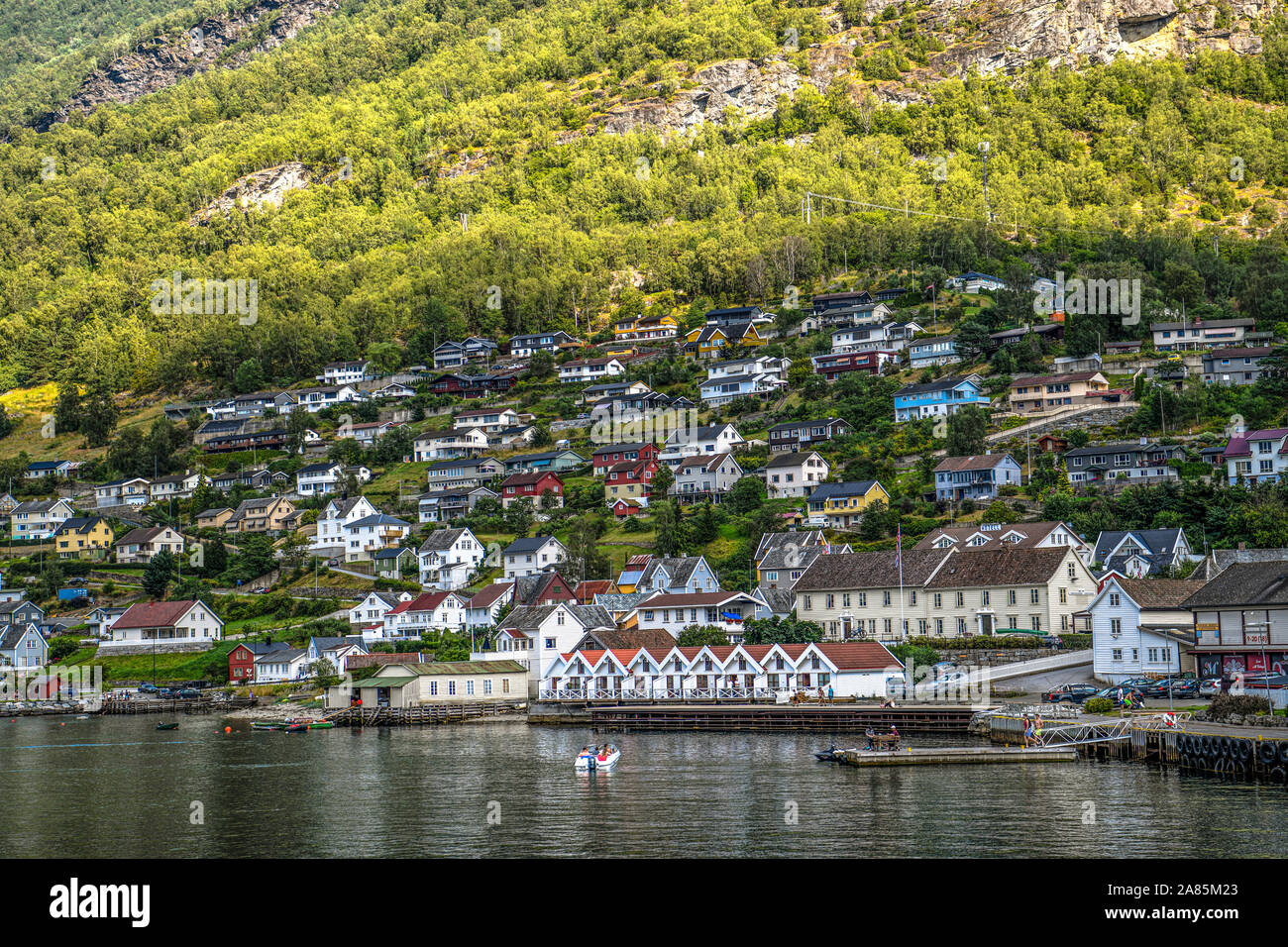 Norwegen. Norvegia. Die Ortschaft Aurland Aurlandsfjord entlang Stockfoto