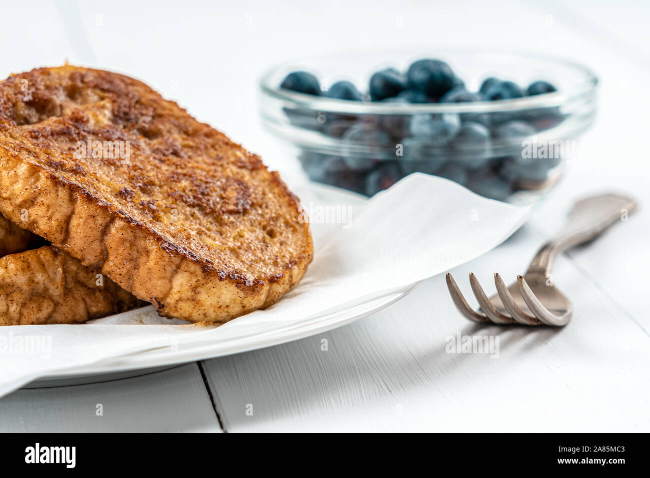 Apple French Toast mit Blaubeeren Stockfoto