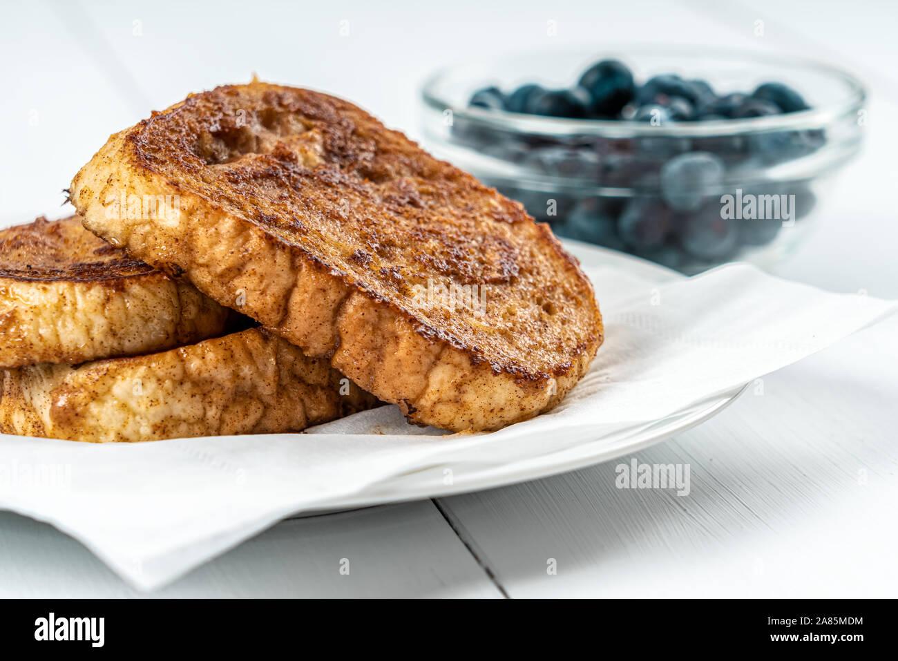 Apple French Toast mit Blaubeeren Stockfoto