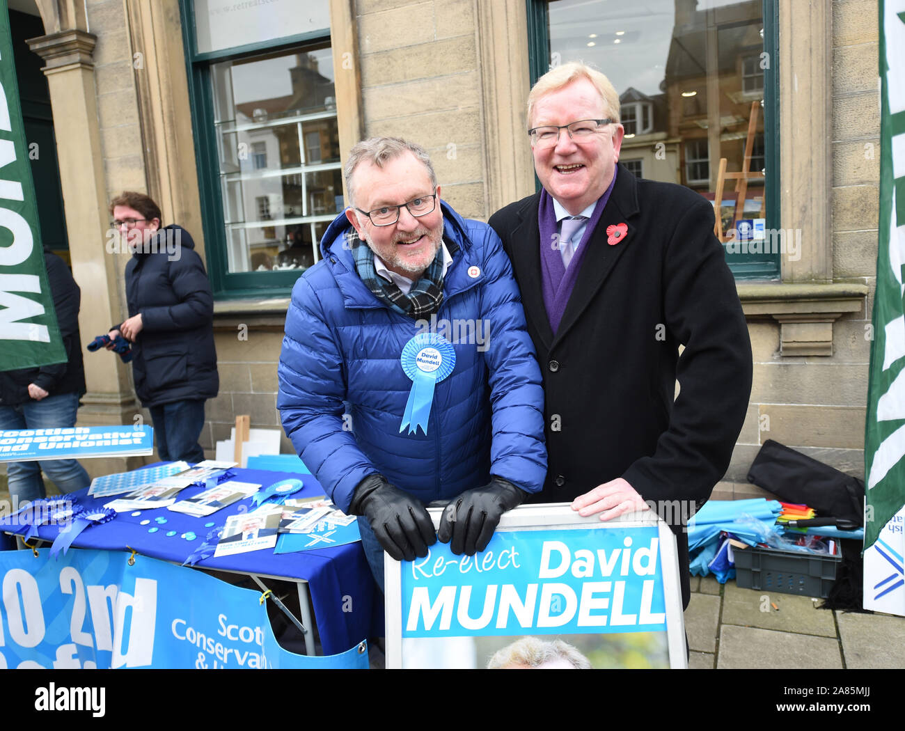 Peebles, Tweeddale, Scottish Borders.DE 6 Nov 19. Einstellung aus seinem Stall für den Wahlkampf lokale Tory Wartungstafel David Mundell (Neu-isenburg, Clydesdale und Tweeddale) mit Hilfe von der kommissarische Leiter der schottischen Tories Jackson Carlaw MSP (R) auf Peebles High Street. Quelle: Eric mccowat/Alamy leben Nachrichten Stockfoto