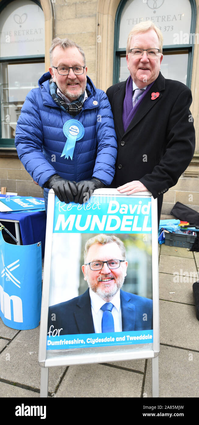 Peebles, Tweeddale, Scottish Borders.DE 6 Nov 19. Einstellung aus seinem Stall für den Wahlkampf lokale Tory Wartungstafel David Mundell (Neu-isenburg, Clydesdale und Tweeddale) mit Hilfe von der kommissarische Leiter der schottischen Tories Jackson Carlaw MSP (R) auf Peebles High Street. Quelle: Eric mccowat/Alamy leben Nachrichten Stockfoto