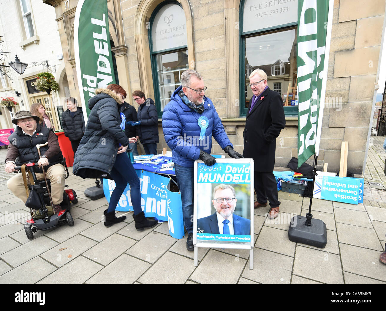 Peebles, Tweeddale, Scottish Borders.DE 6 Nov 19. Einstellung aus seinem Stall für den Wahlkampf lokale Tory Wartungstafel David Mundell (Neu-isenburg, Clydesdale und Tweeddale) mit Hilfe von der kommissarische Leiter der schottischen Tories Jackson Carlaw MSP (R) auf Peebles High Street. Quelle: Eric mccowat/Alamy leben Nachrichten Stockfoto