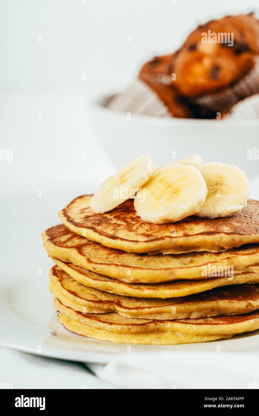 Bananen und Kokos Pfannkuchen Stockfoto