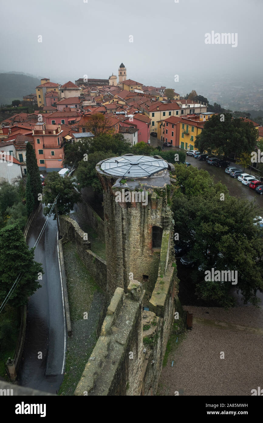Panoramablick von der mittelalterlichen Burg von Castelnuovo Magra, La Spezia, Ligurien, Italien, historische Stadt im Lunigiana Stockfoto