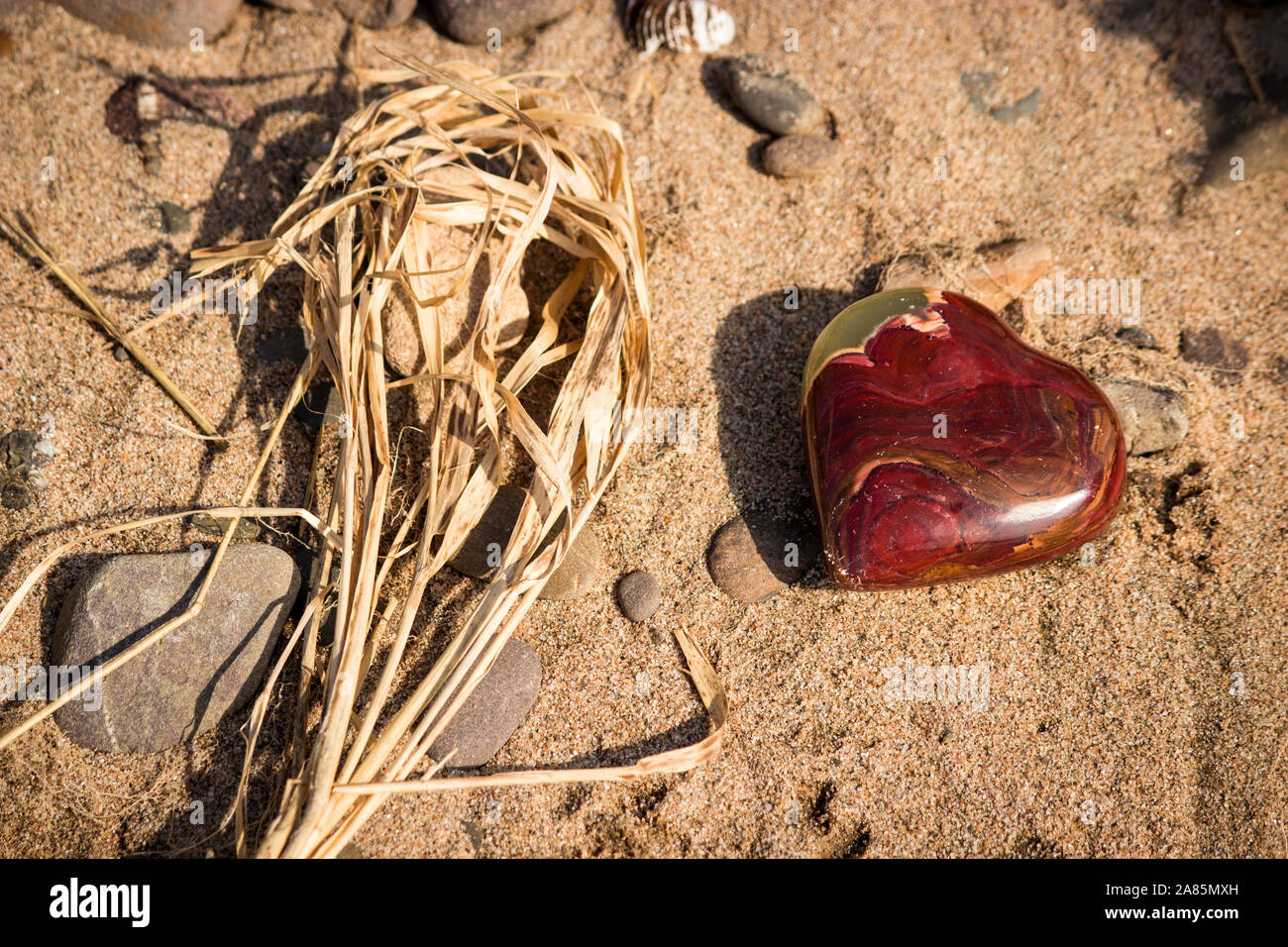 Schöne steinerne Herz am Strand Stockfoto
