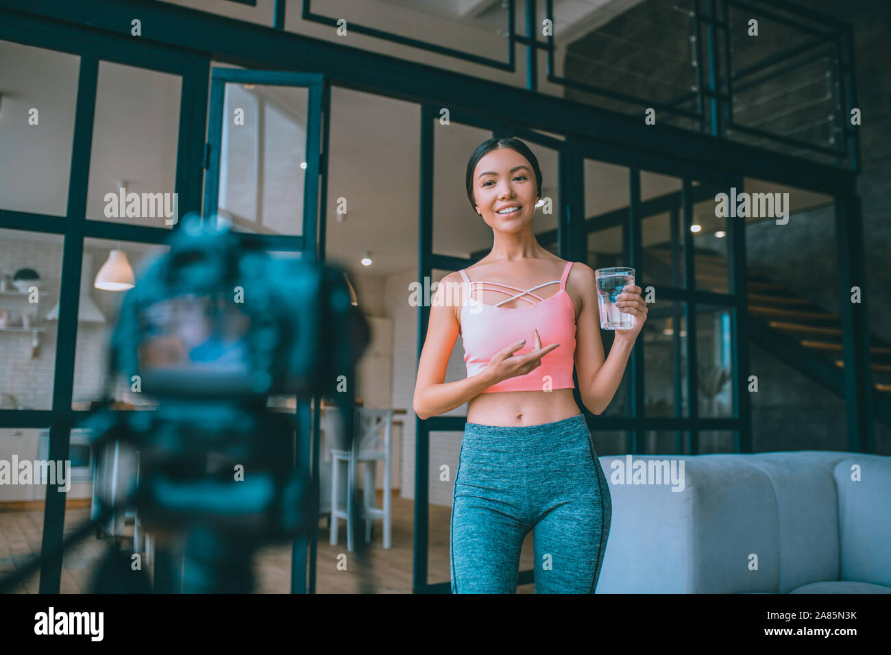 Dark-eyed Fitness Trainer sprechen über Wasser Balance Stockfoto