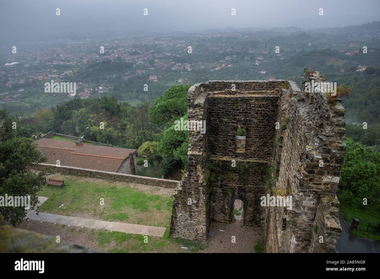 Panoramablick von der mittelalterlichen Burg von Castelnuovo Magra, La Spezia, Ligurien, Italien, historische Stadt im Lunigiana Stockfoto
