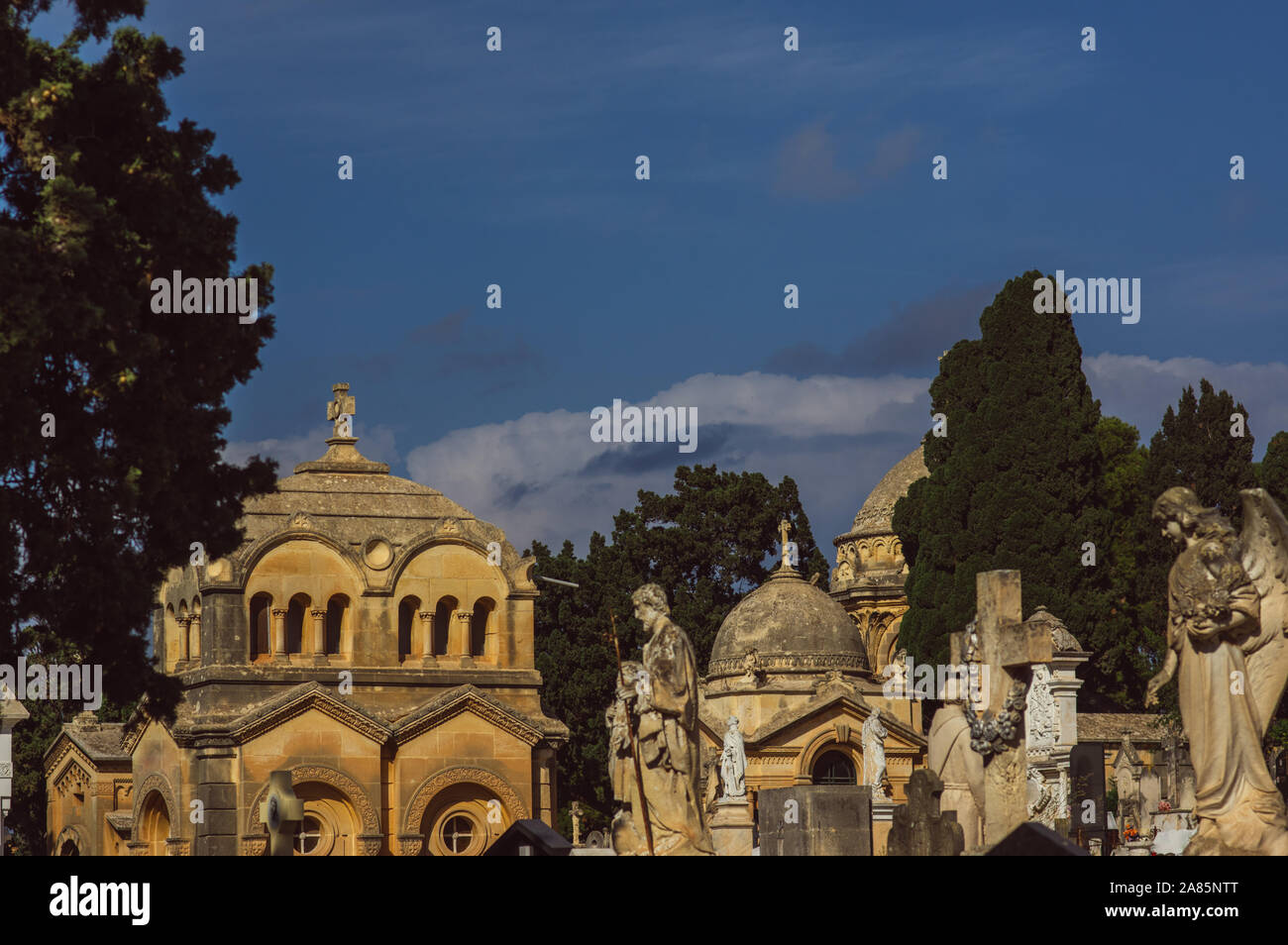 Blick auf die Krypta und Gräber auf Addolorata Cemetery, Malta Stockfoto