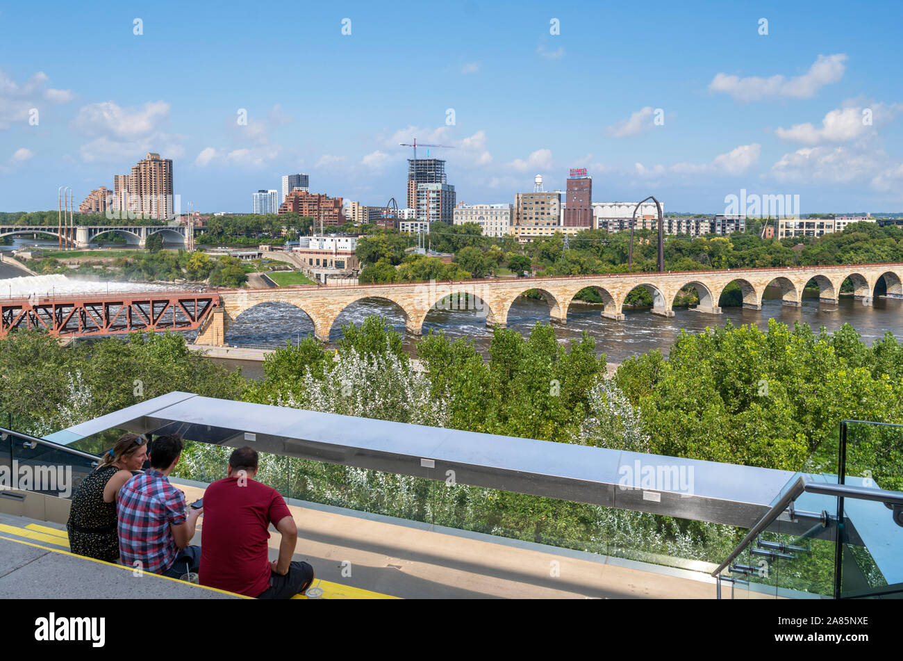 Blick von der endlosen Brücke in Richtung der Mississippi River, Steinbogenbrücke und St Anthony Falls, Guthrie Theatre, Minneapolis, Minnesota, USA Stockfoto