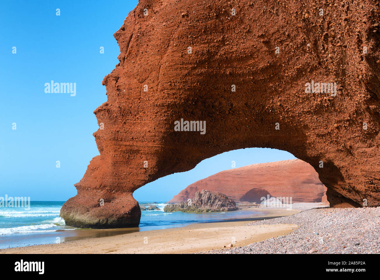 Torbögen an Legzira Strand, Atlantikküste, Marokko. Stockfoto