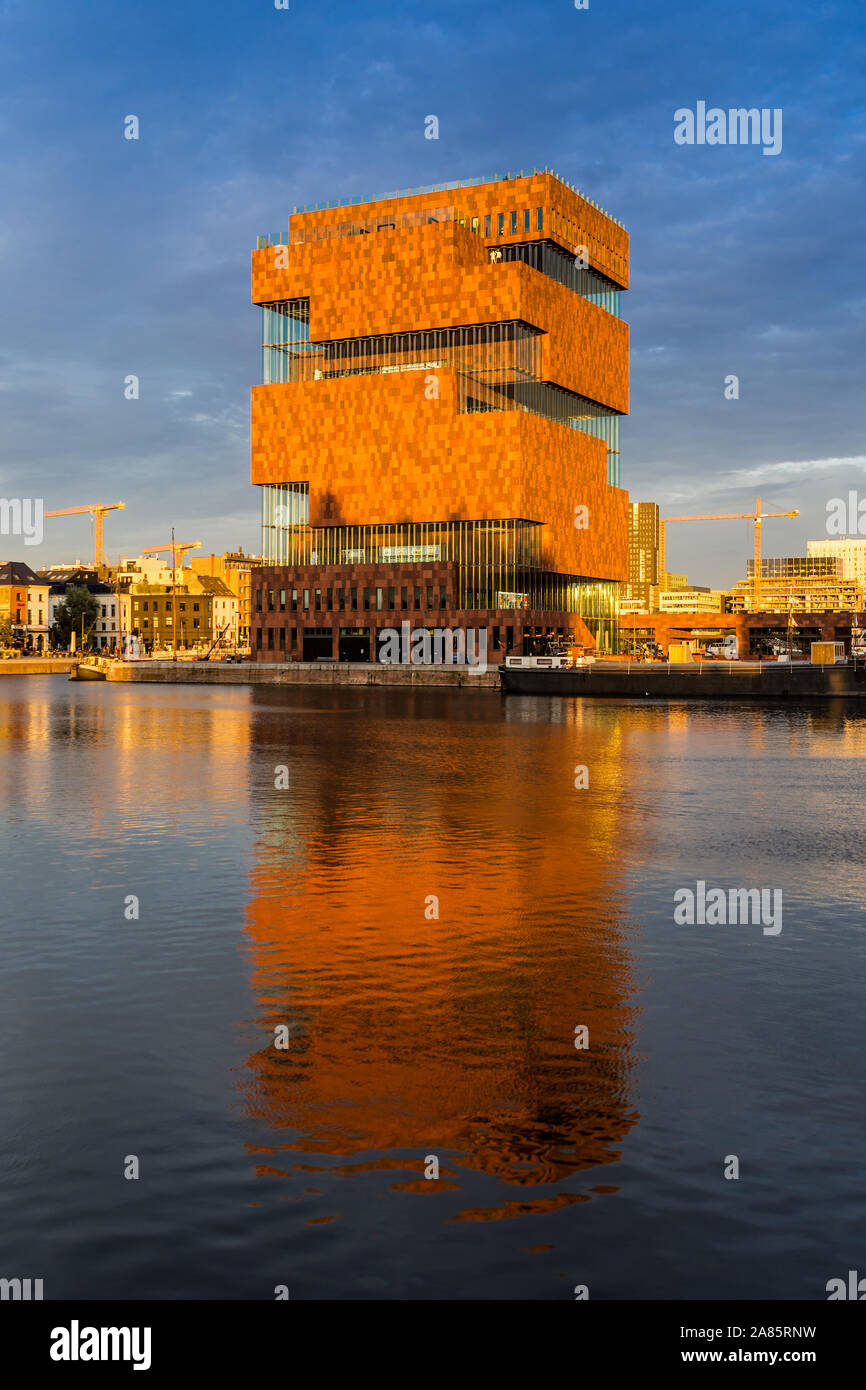 Die Außenseite des MAS (Museum aan de Stroom) Turm verkleidet in Rot indischer Sandstein - Antwerpen, Belgien. Stockfoto