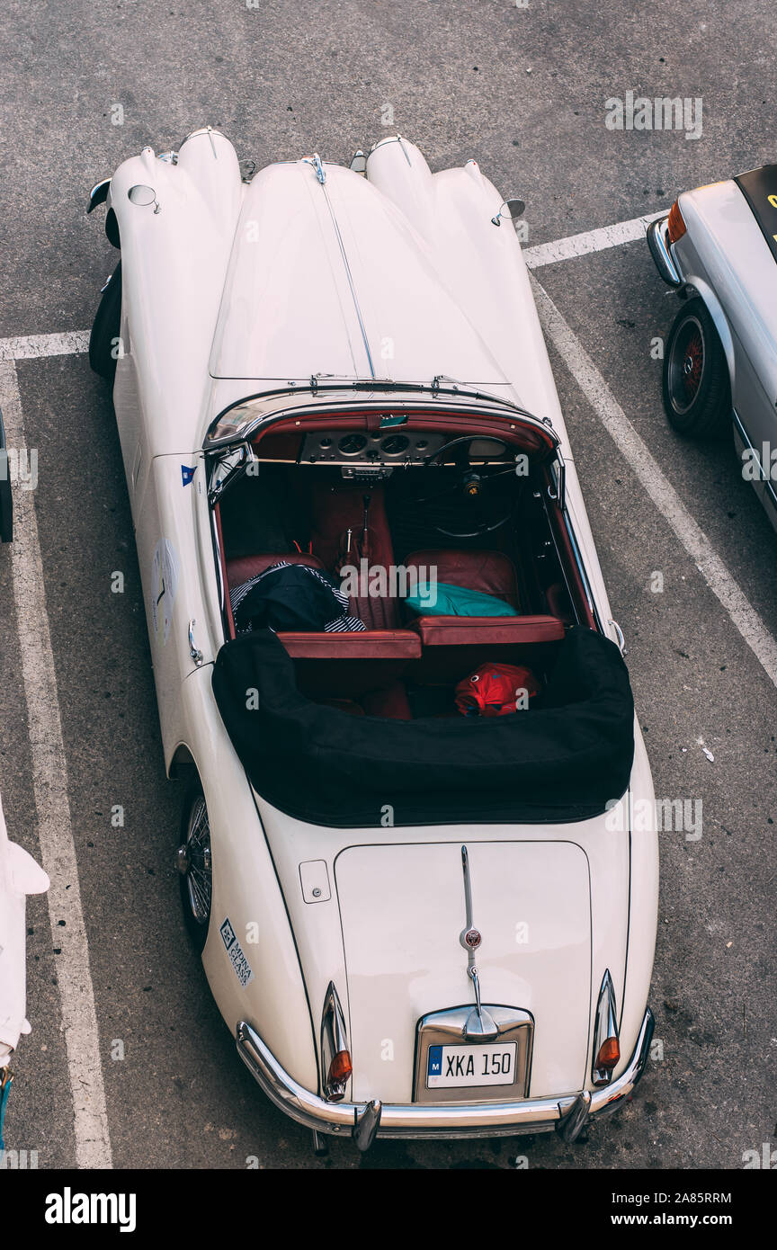 Mdina, Malta - 2016.10.08: Malta Classic Grand Prix, Weiß 1958 Jaguar XK 150 Roadster Stockfoto