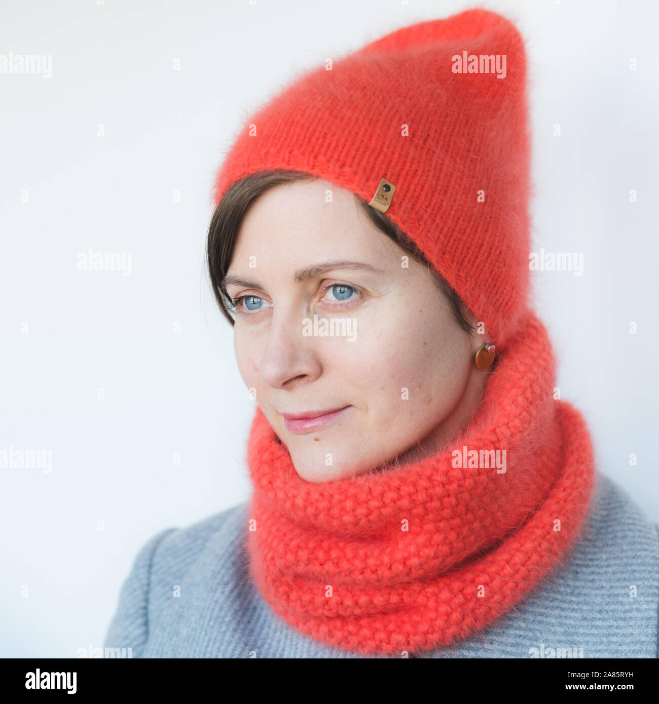 Hübsche, junge Frau mit Hut mit pom Stockfoto