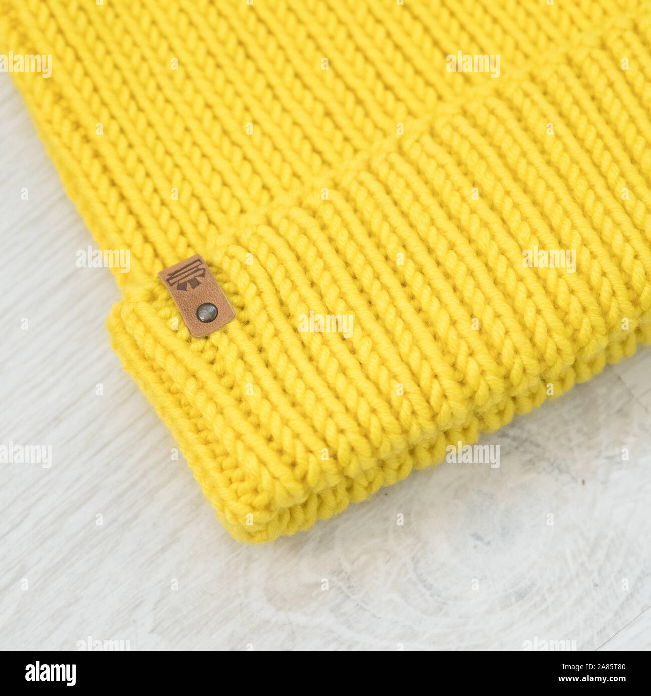 Gemütliche gestrickt gelben Hut Stockfoto