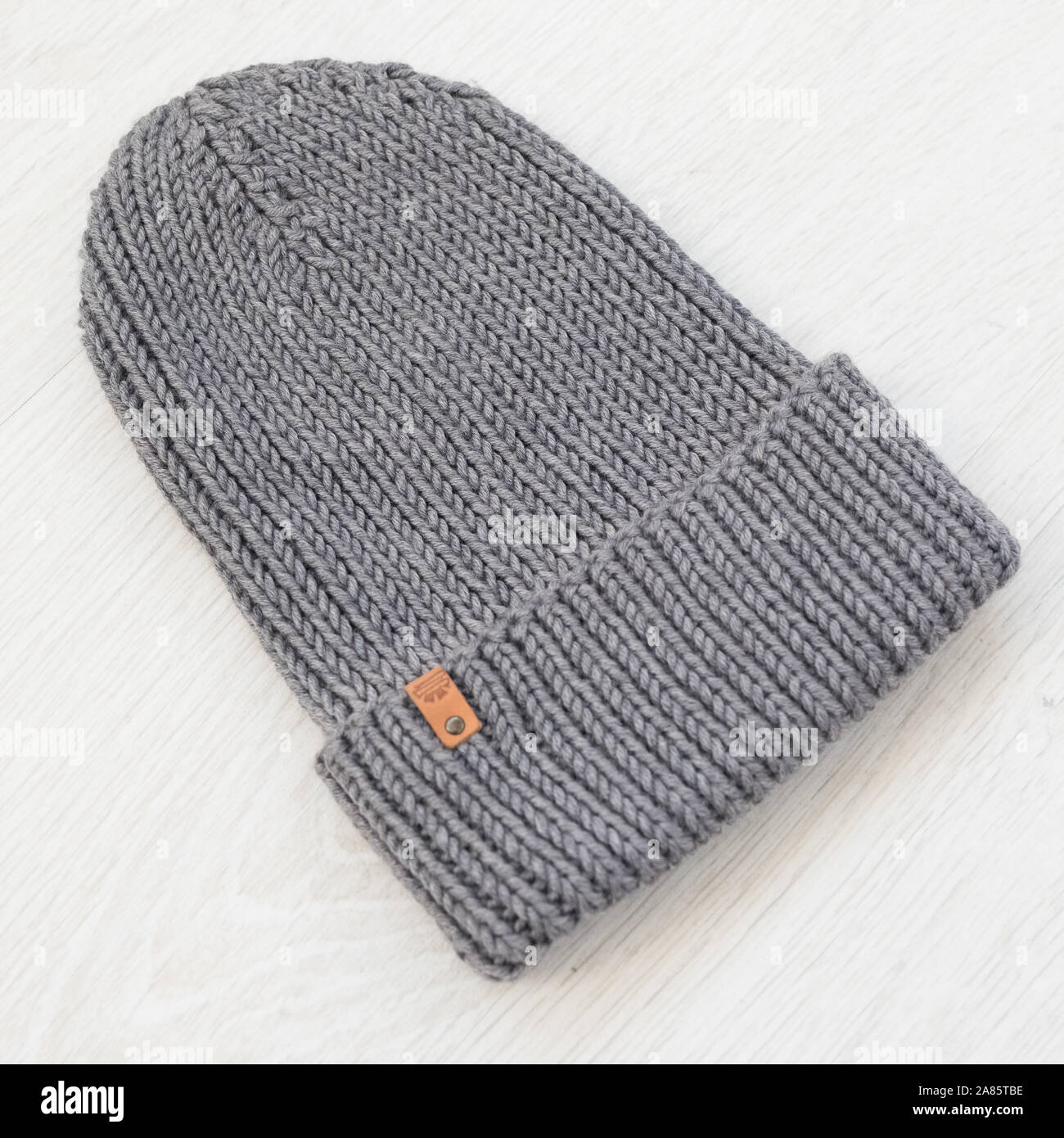 Gemütliche gestrickt grauen Hut Stockfoto