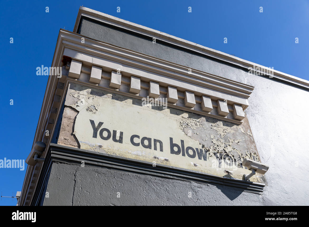 "Sie können Schlag yo…'-Text teilweise zerfallen Schild an der Ecke des Gebäudes Stockfoto