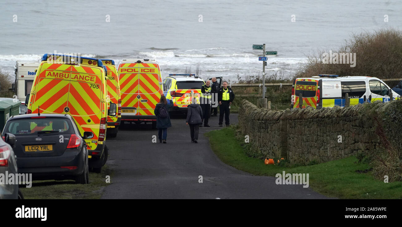 Such- und Rettungstrupps zusammen mit Polizei und Krankenwagen in der Nähe von Old Hartley Caravan Park in Northumberland, in der Nähe von Whitley Bay, wo ein Körper eines Mannes gefunden wurde. PA-Foto. Bild Datum: Mittwoch, 6. November 2019. Photo Credit: Owen Humphreys/PA-Kabel Stockfoto