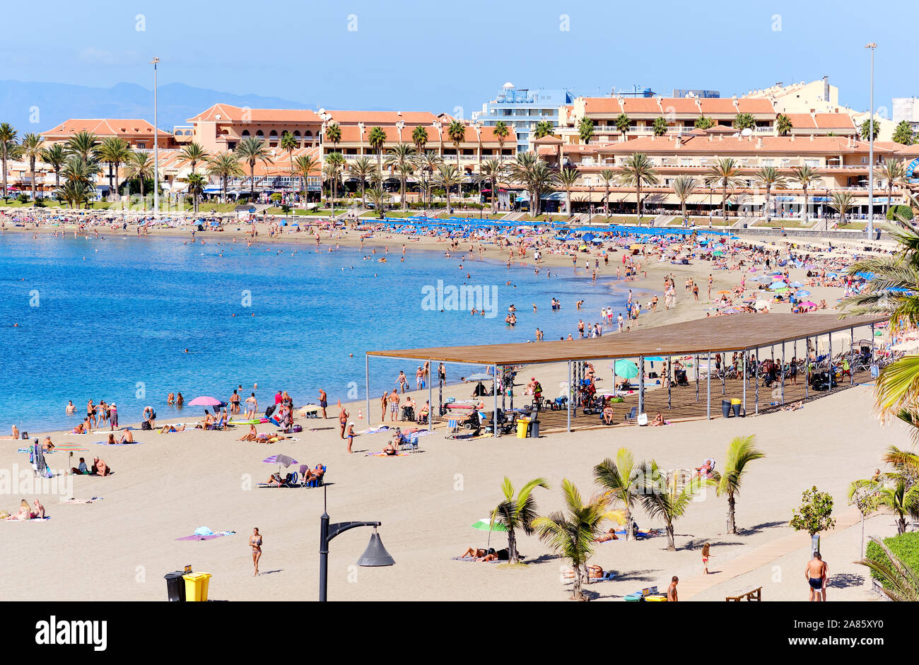 Teneriffa, Spanien - Oktober 13, 2019: die Menschen zum Sonnenbaden am Sandstrand von Playa de Los Cristianos, genießen Sie warmen Atlantischen Meer, Teneriffa, Spanien Stockfoto