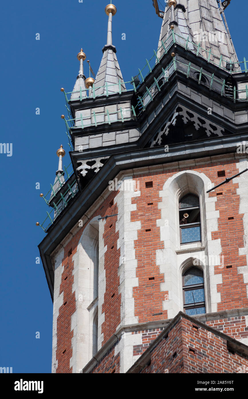 Die Basilika St. Maria (Kirche Unserer Lieben Frau in den Himmel) in Krakow/Krakau, Polen. Trompeter, Hornist spielt eine stündliche Trompetensignal in einem Fenster Stockfoto