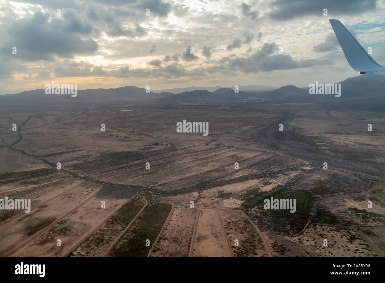 Landung am Flughafen Fuerteventura bei Sonnenuntergang, sehen Sie den trockenen Innenraum der Insel, Kanarische Inseln, Spanien Stockfoto