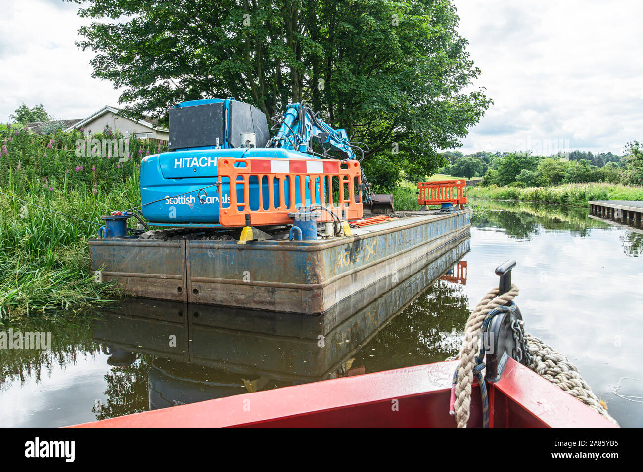 Schottische Kanäle Bagger auf einem Hausboot in der Union Canal günstig gerade westlich von Linlithgow West Lothian Schottland Großbritannien Stockfoto