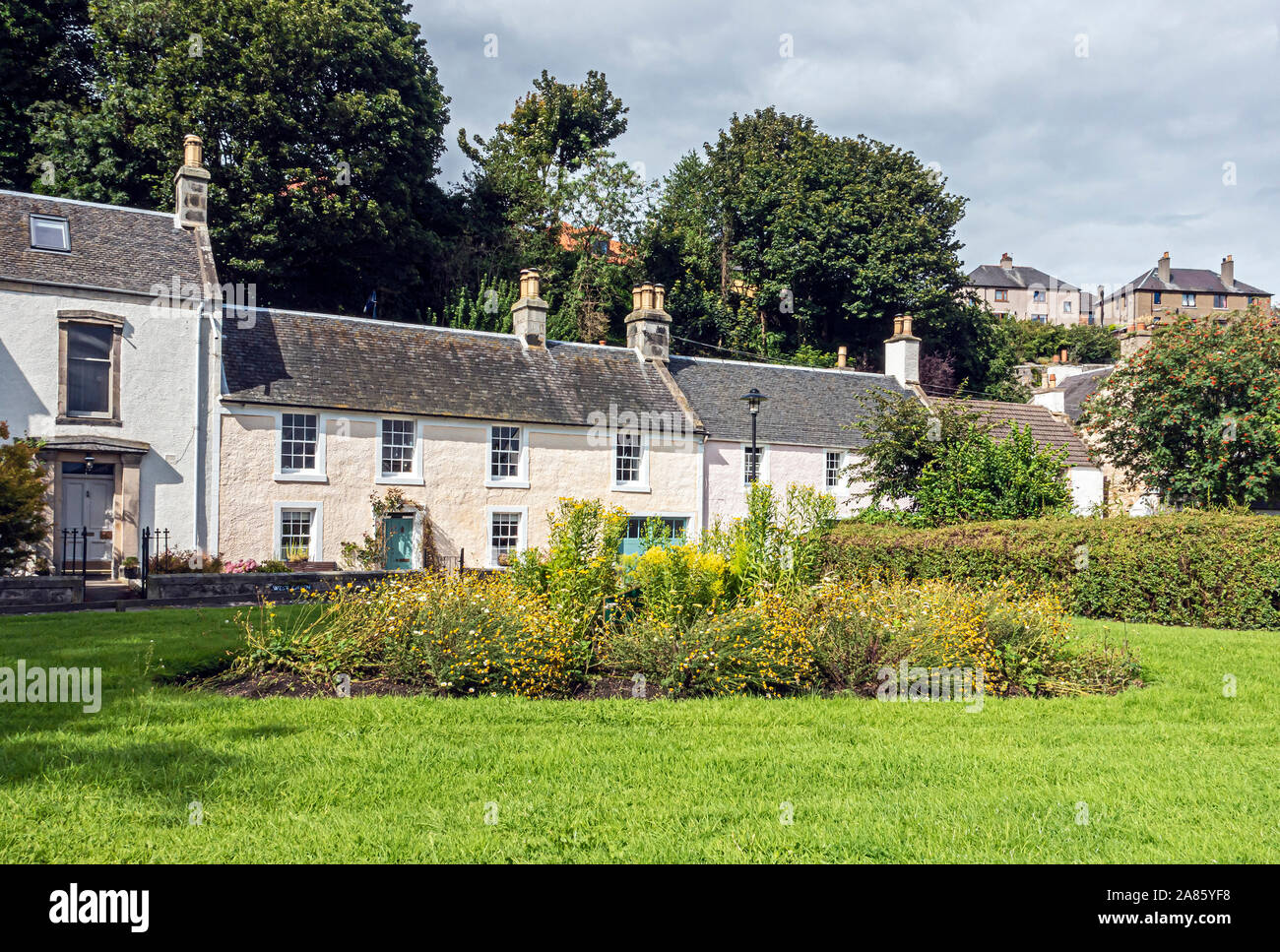 National Trust für Schottland Eigenschaften in der Royal Burgh der folgende Sehenswürdigkeiten: Culross in Fife in Schottland mit Rasen und einem wilden Garten Stockfoto