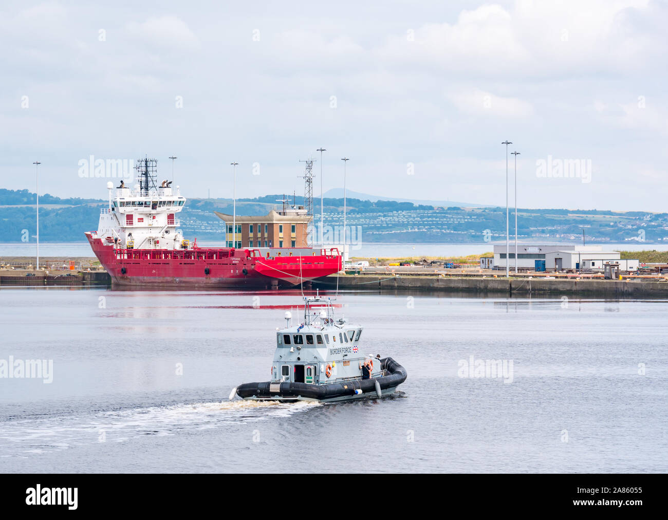 Grenze Rigid Inflatable geschält Boot macht sich auf den Weg zum Eingang Becken, Leith Harbour, Schottland, Großbritannien Stockfoto
