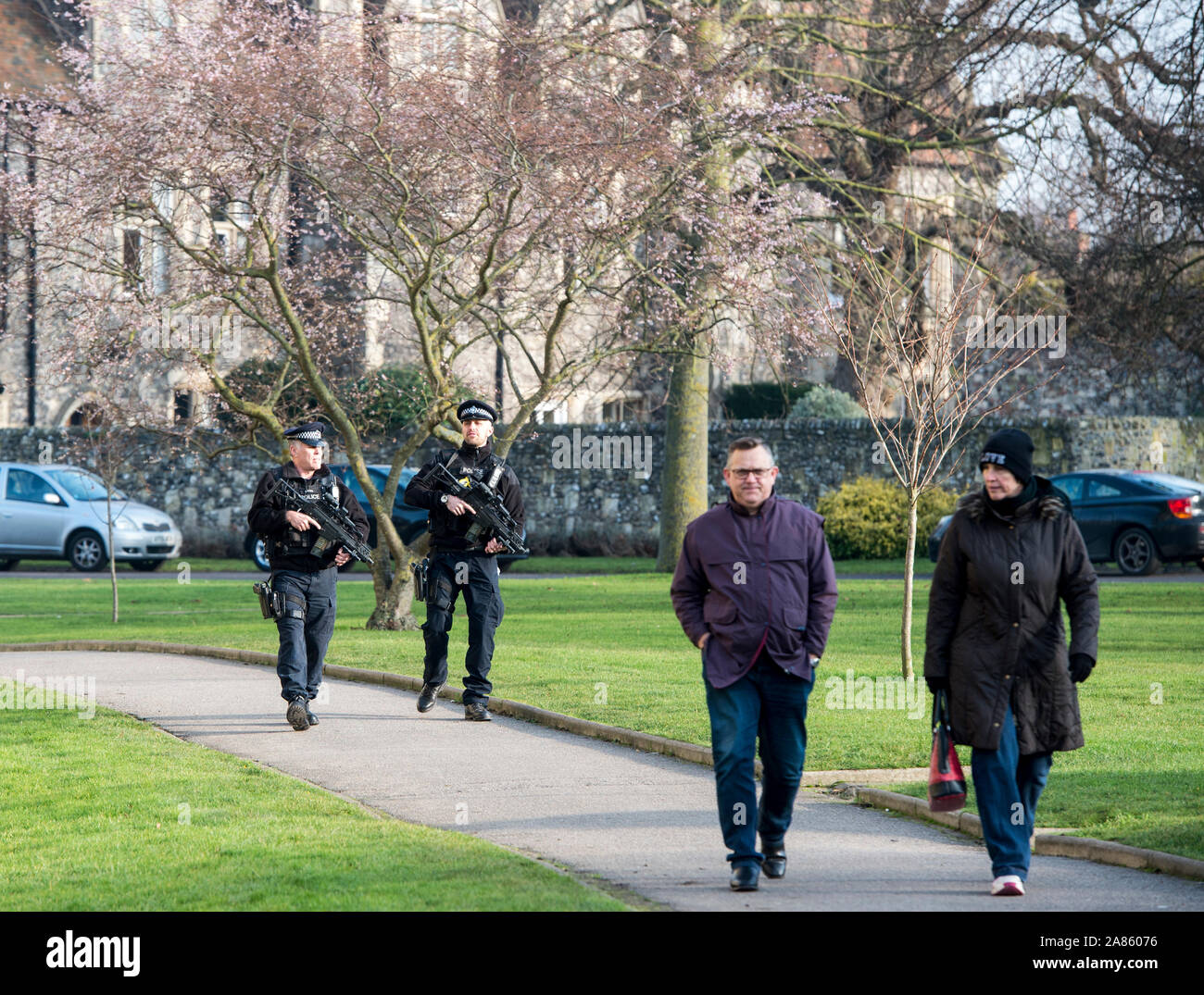 Bewaffnete Polizisten patrouillieren die Kathedrale von Canterbury in Kent auf Mitglieder der Öffentlichkeit nach den Terroranschlaegen auf dem Weihnachtsmarkt Festivals in Berlin im Dezember 2016 beruhigen. Stockfoto