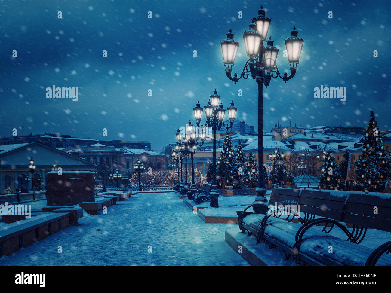 Schneefall in Moskau. Manezhnaya Quadrat mit Weihnachtsbäumen geschmückt. Stockfoto
