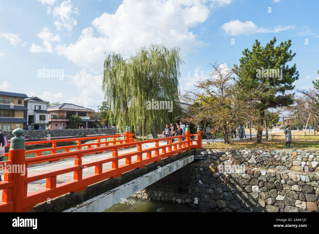 Uji, Präfektur Kyoto, Japan - 27. Oktober 2019: Menschen Sightseeing in Uji, einer Stadt am südlichen Rand der Stadt, an einem sonnigen Tag autumnd. Stockfoto