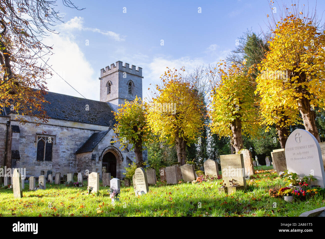 Heilig-kreuz-Kirche im Herbst. Shipton auf Cherwell, Oxfordshire, England Stockfoto