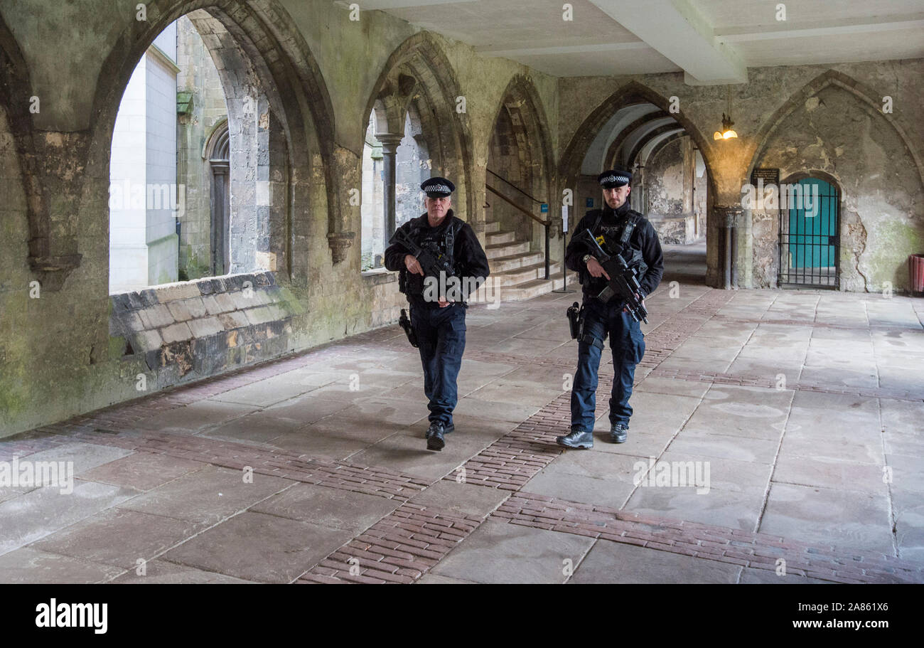 Bewaffnete Polizisten patrouillieren die Kathedrale von Canterbury in Kent auf Mitglieder der Öffentlichkeit nach den Terroranschlaegen auf dem Weihnachtsmarkt Festivals in Berlin im Dezember 2016 beruhigen. Stockfoto