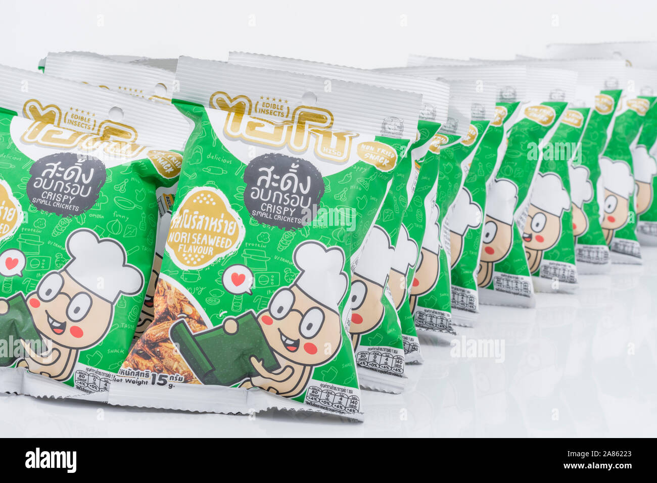 Pakete von Nori Geschmack essbare Kleine Heimchen Snack. Protein reich Essbare Insekten / Essbare Insekten als Nahrung, entomophagy, insekt Snack Food, Food Packaging Stockfoto