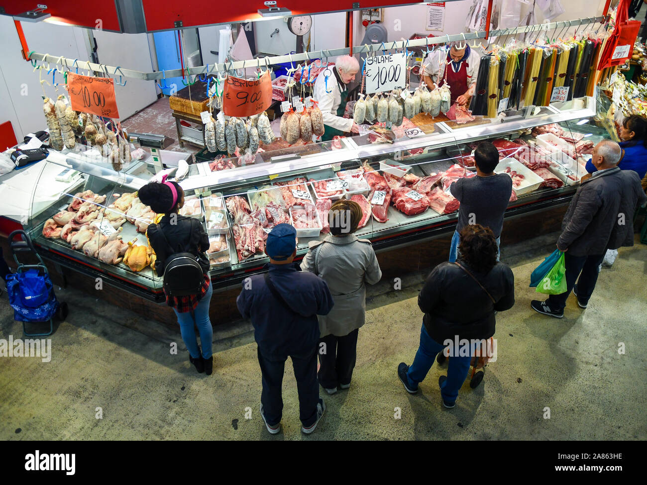 Hohe Betrachtungswinkel der überfüllte Zähler einer Metzgerei im Erdgeschoss von San Lorenzo zentralen Markt in der Innenstadt von Florenz, Toskana, Italien Stockfoto