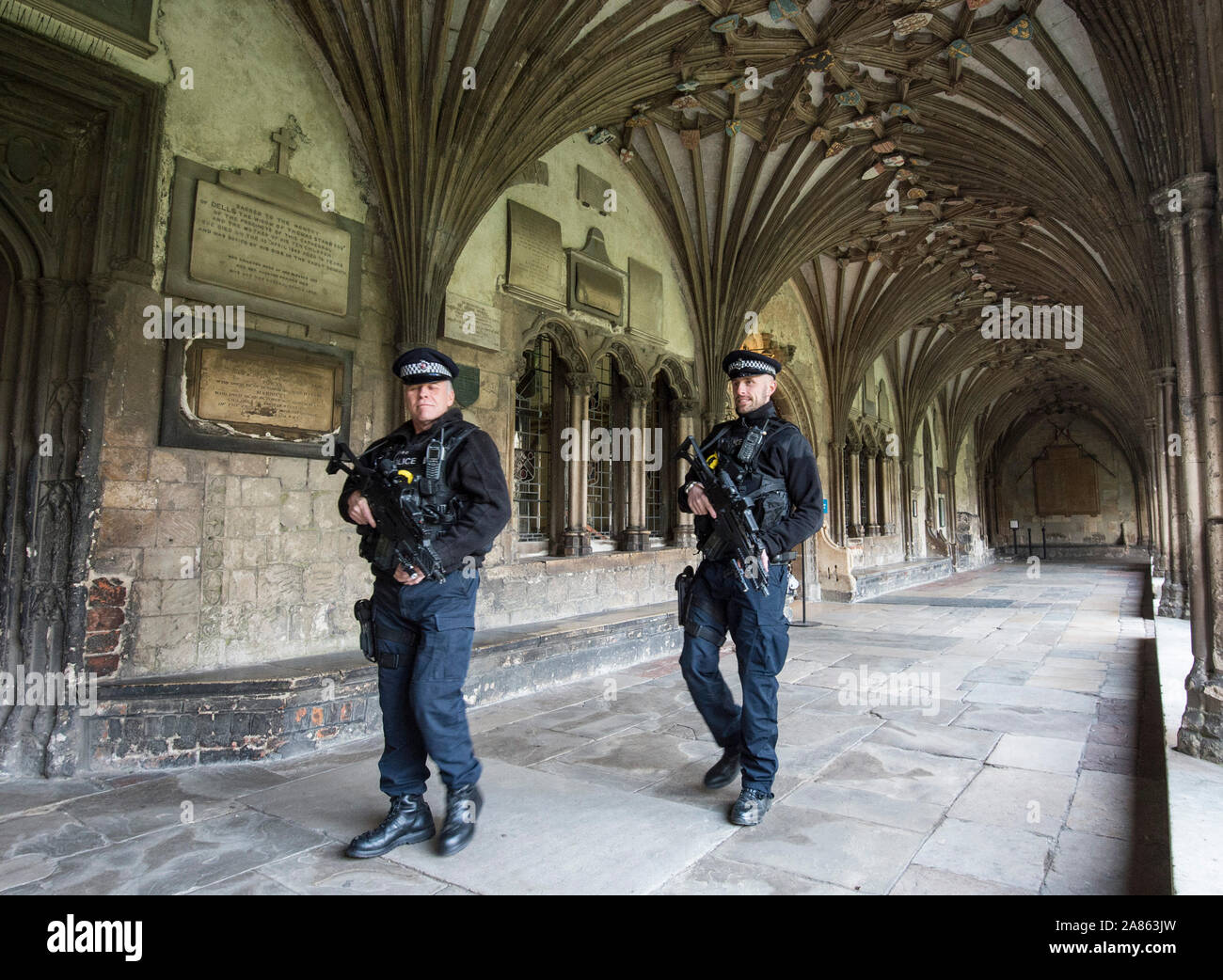 Bewaffnete Polizisten patrouillieren die Kathedrale von Canterbury in Kent auf Mitglieder der Öffentlichkeit nach den Terroranschlaegen auf dem Weihnachtsmarkt Festivals in Berlin im Dezember 2016 beruhigen. Stockfoto