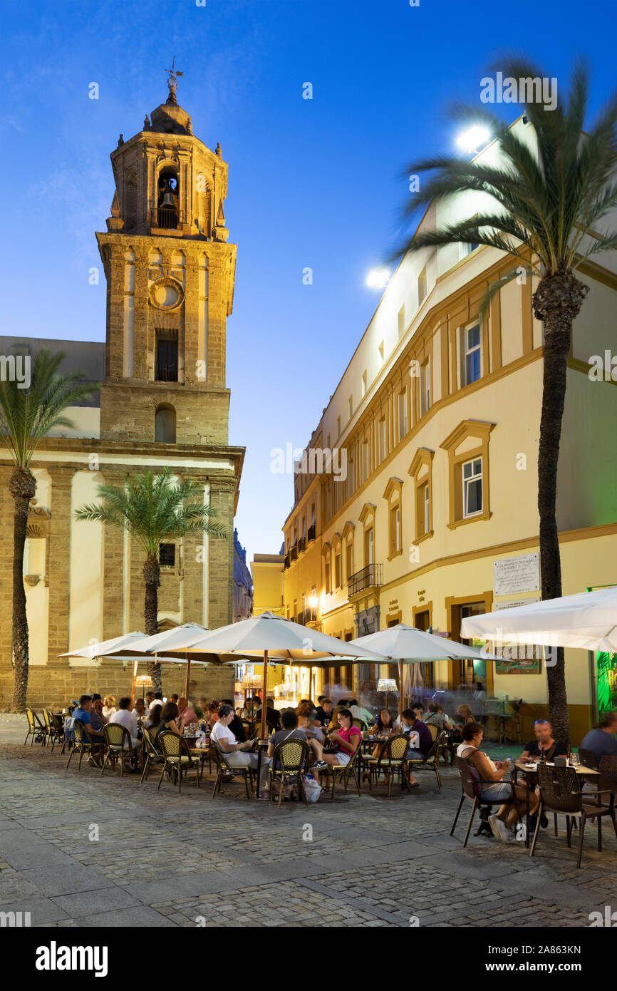 Cafés an der Plaza de la Catedral am Abend, Cadiz, Andalusien, Spanien, Europa Stockfoto