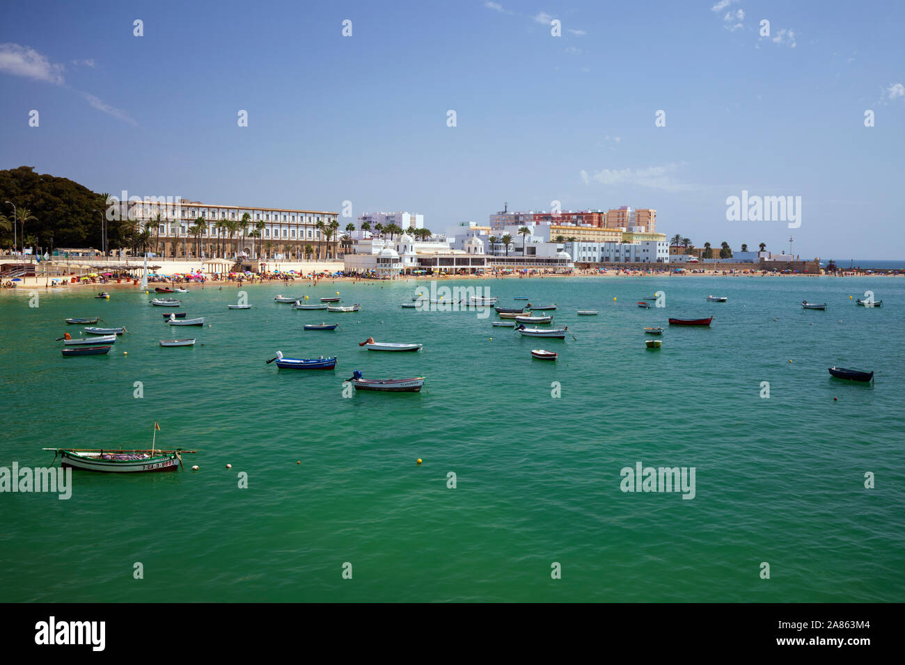 Blick auf die Skyline der Stadt und den Playa La Caleta Strand vom Castillo de Santa Catalina, Cadiz, Andalusien, Spanien, Europa Stockfoto