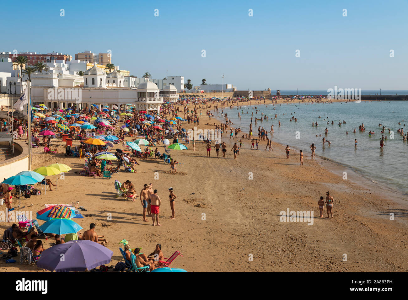 Blick über den belebten Playa La Caleta an einem sonnigen Nachmittag, Cadiz, Andalusien, Spanien, Europa Stockfoto