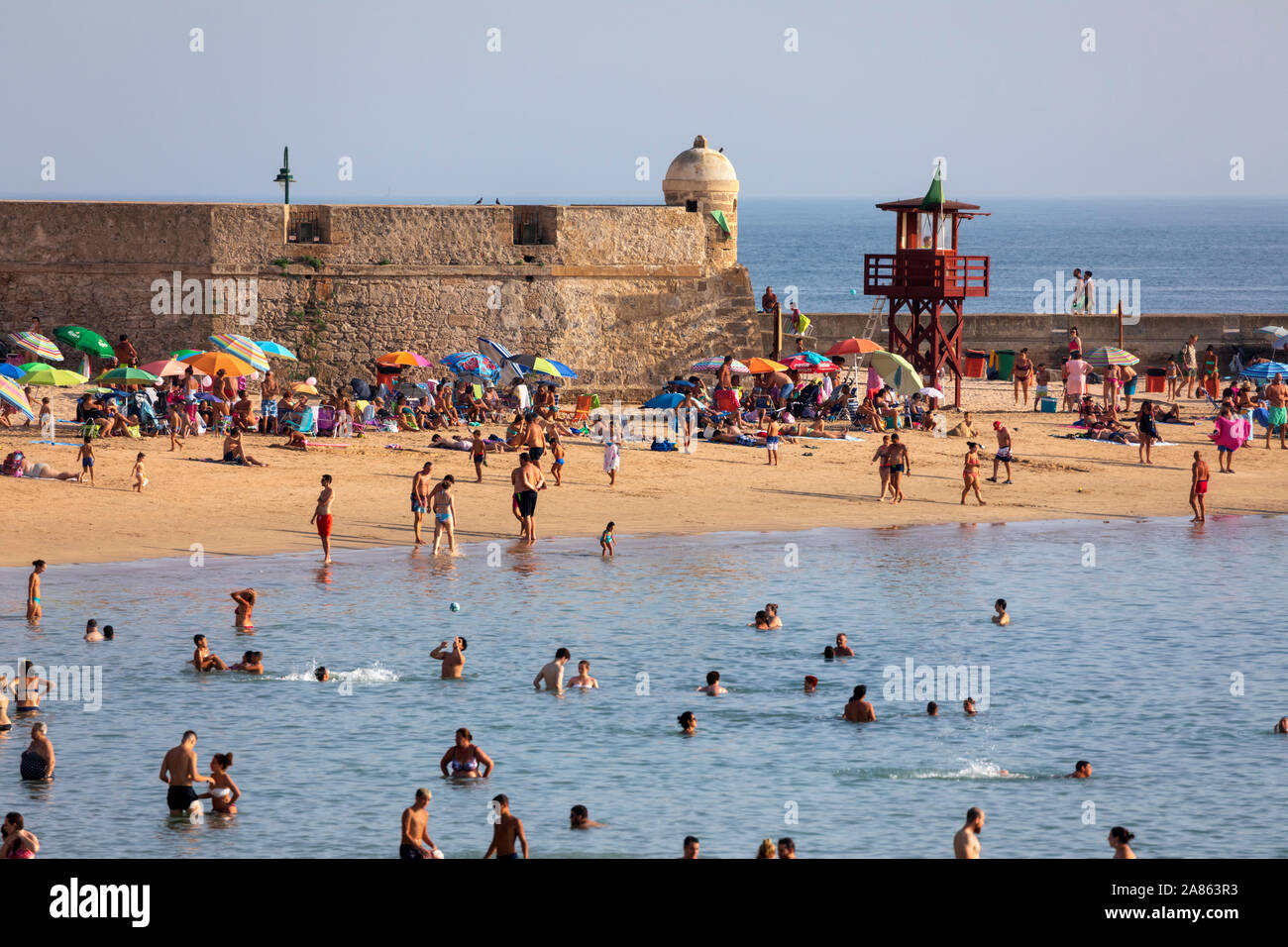 Blick über den belebten Playa La Caleta an einem sonnigen Nachmittag, Cadiz, Andalusien, Spanien, Europa Stockfoto
