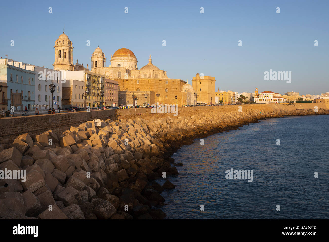 Die Kathedrale von Cadiz bei Sonnenuntergang, Avenue Campo del Sur, Cadiz, Andalusien, Spanien, Europa Stockfoto