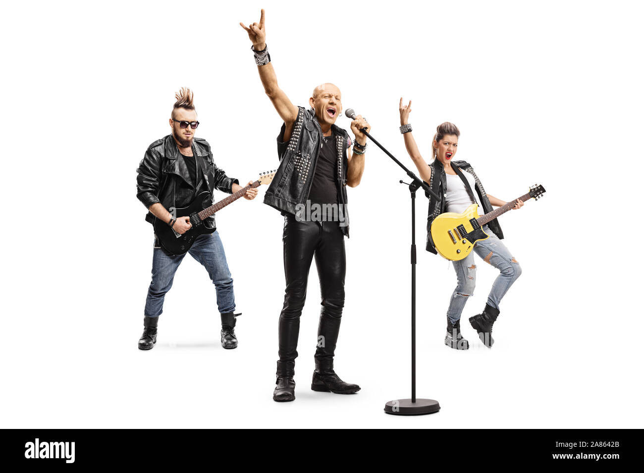 In voller Länge Porträt einer männlichen Rock Star singen auf einem Mikrofon und männliche und weibliche Musiker Gitarren auf weißem Hintergrund Stockfoto