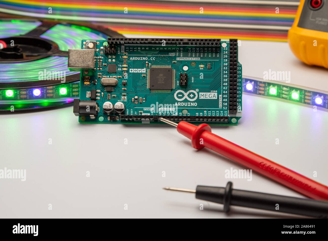 Arduino Mega 2560 mit LED-Streifen, Multimeter angezeigt und Überbrückungskabel Hintergrund. Stockfoto