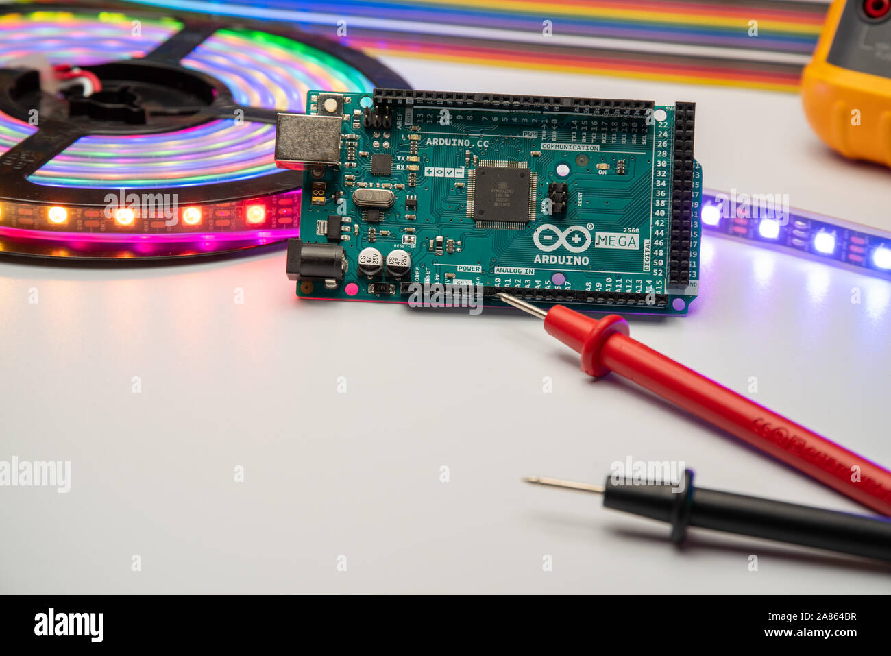 Arduino Mega 2560 mit LED-Streifen, Multimeter angezeigt und Überbrückungskabel Hintergrund. Stockfoto