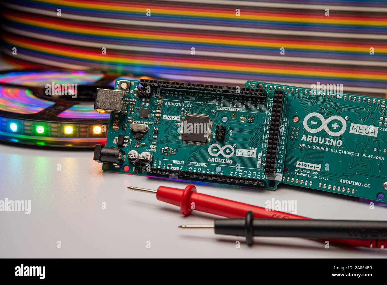 Arduino Mega 2560 vorne und hinten mit LED-Streifen, Multimeter angezeigt und Überbrückungskabel Hintergrund. Stockfoto