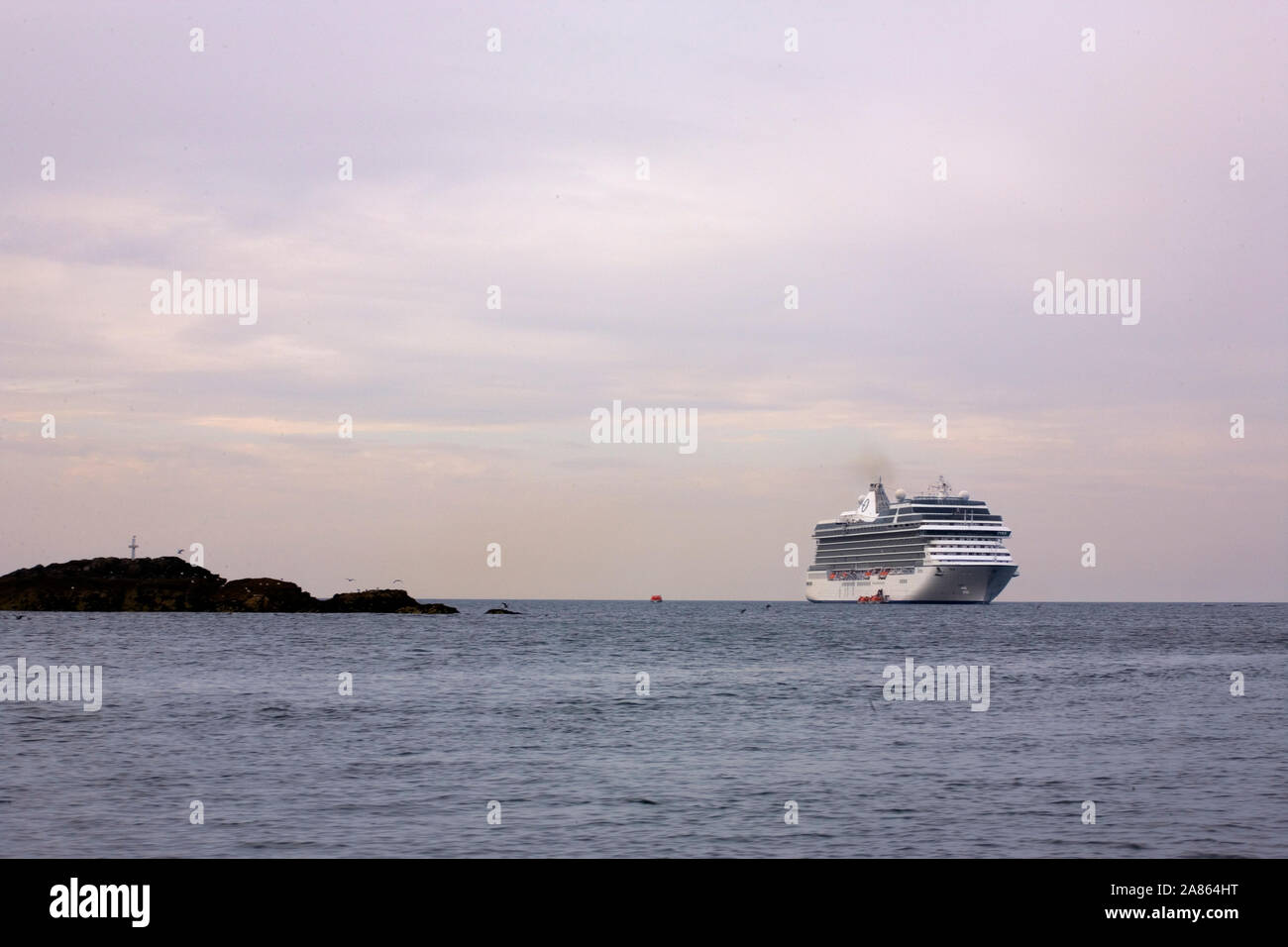 Riesiges Kreuzfahrtschiff 'MS Marina' aus verankert Fowey, Cornwall, UK, auf einem ruhigen am frühen Morgen, bereit, die Passagiere an Land zu setzen Stockfoto