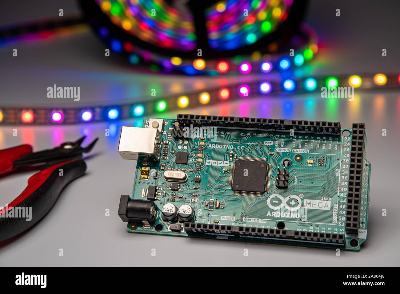 Arduino Mega 2560 mit LED-Strip und Seitenschneider angezeigt. Stockfoto