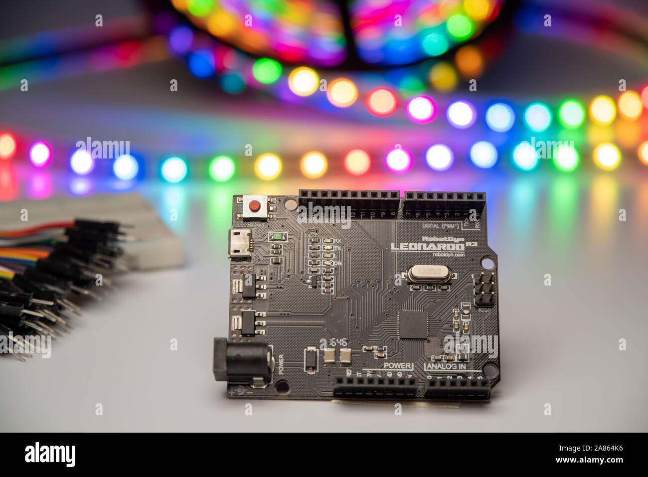 Arduino Leonardo angezeigt mit LED-Streifen, Brot und Überbrückungskabel. Stockfoto
